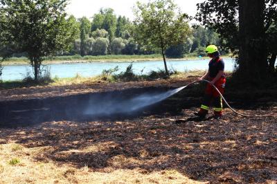Flaechenbrand fordert die Feuerwehr in Neuburg